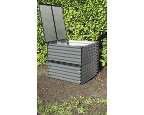 Offener Komposter aus Metall im Garten