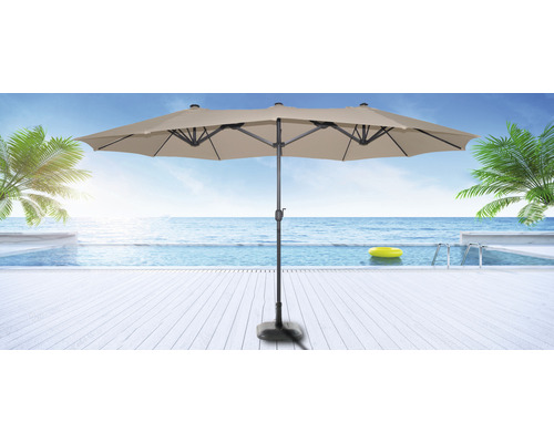 Doppelsonnenschirm auf einer Terrasse mit Pool und Meerblick