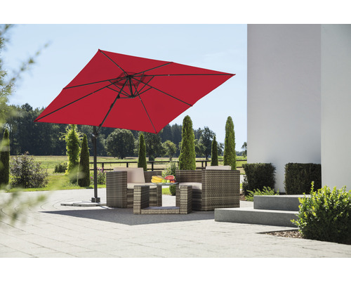 Quadratischer Sonnenschirm mit Rattansitzgruppe auf einer Terrasse