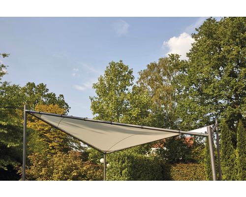 Dreieckiges Sonnensegel mit Metallrahmen im Garten