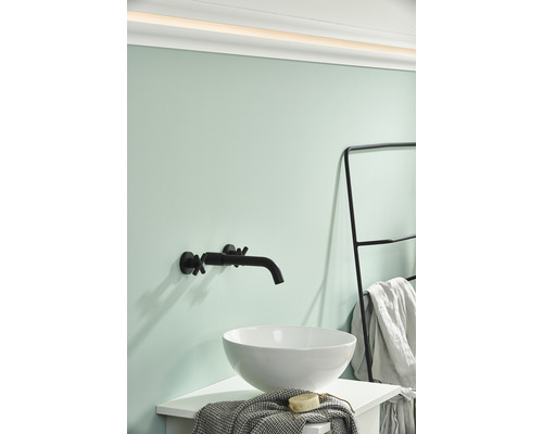 Badezimmer Waschbecken mit schwarzer Armatur und Handtuchhalter