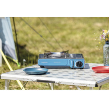 Campingaz Gaskocher auf einem Campingtisch im Freien.