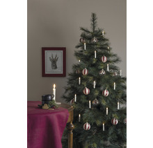 Weihnachtszene mit geschmücktem Baum, Kerzen und Tischgedeck