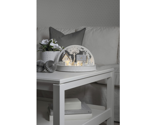 Dekorative Winterdorf-Szene mit Häusern und Baum auf einem Tisch