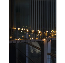 Lichterkette mit warmweissem Licht auf einem Geländer