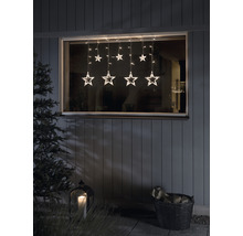 Fensterdekoration mit Sternenlichterkette im Außenbereich