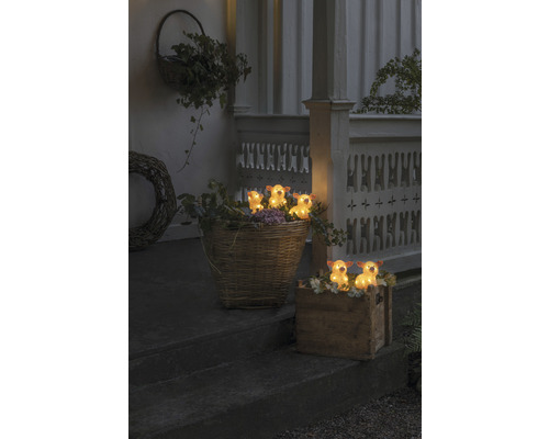 Beleuchtete Dekoration mit Tierfiguren auf einer Veranda