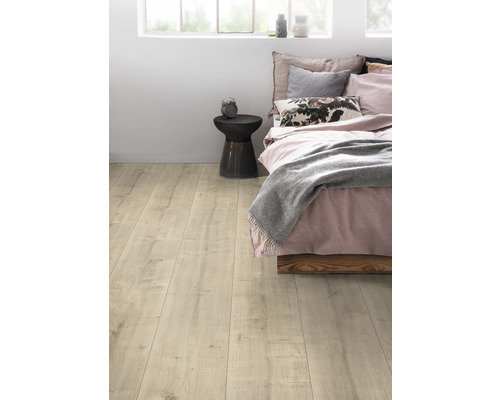 Heller Laminatboden in einem Schlafzimmer mit Bett und Beistelltisch