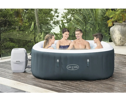 Aufblasbarer Lay-Z-Spa Whirlpool mit vier Personen im Garten