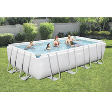 Familie im rechteckigen Bestway Frame Pool im Garten