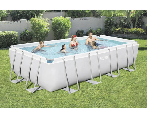 Familie im rechteckigen Bestway Frame Pool im Garten