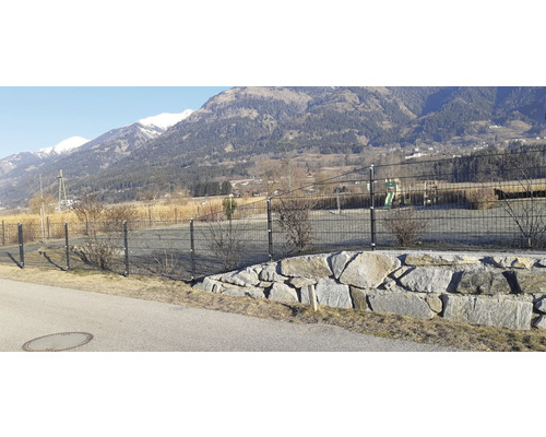 Drahtzaun vor Berglandschaft