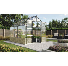 Gewächshaus mit Glaseinsätzen und Steinbasis in einem Garten
