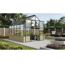 Gewächshaus mit Steinmauerbasis im Garten