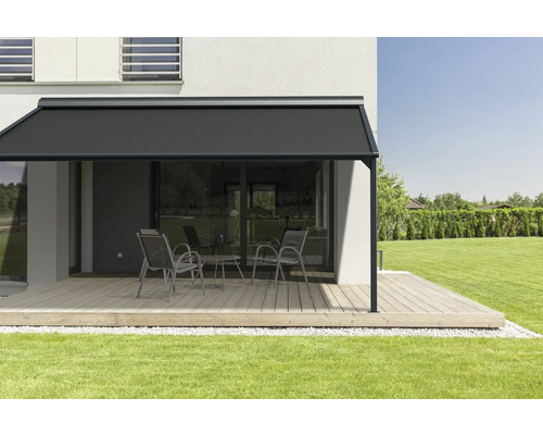 Terrasse mit Markise, Tisch und Stühlen vor Hausfassade
