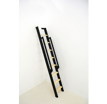 Schwarze Raumspartreppe aus Holz mit wenigen Stufen an einer Wand