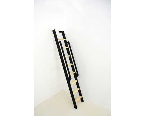 Schwarze Raumspartreppe aus Holz mit wenigen Stufen an einer Wand