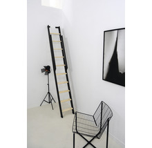 Raumszene mit Raumspartreppe, Lampe und Stuhl
