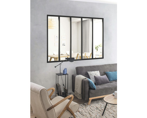 Wohnzimmer mit schwarzem Sprossenfenster als Wanddekoration über einem grauen Sofa