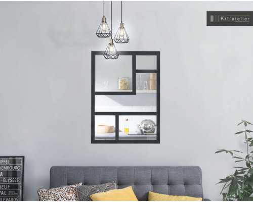 Dekoratives Wandregal mit Fächern in einem Wohnzimmer