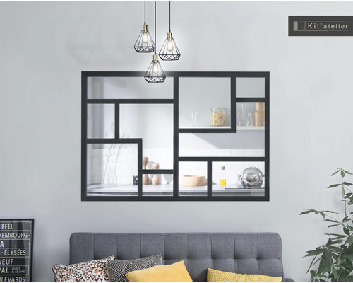 Dekoratives Wandregal aus Metall über einem grauen Sofa in einem Wohnzimmer.