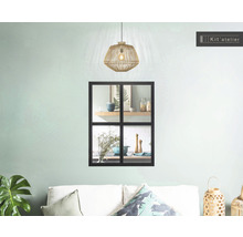 Dekoratives Fenster mit Blick auf eine Küche über einem Sofa und einer Lampe