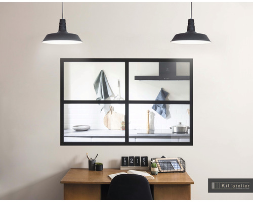 Dekoratives Fensterbild mit Küchendekoration über einem Schreibtisch