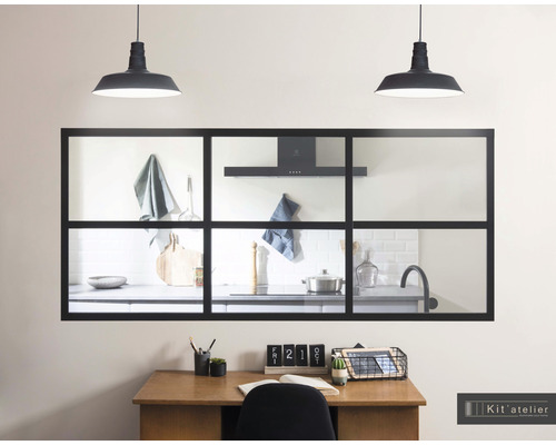 Innenansicht mit Schreibtisch und Raumteiler im industriellen Stil