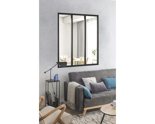 Wohnzimmer mit Spiegel mit drei Glasflächen, Sofa und Beistelltisch