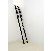 Schwarze Dachbodentreppe aus Holz mit Sprossen steht an einer Wand