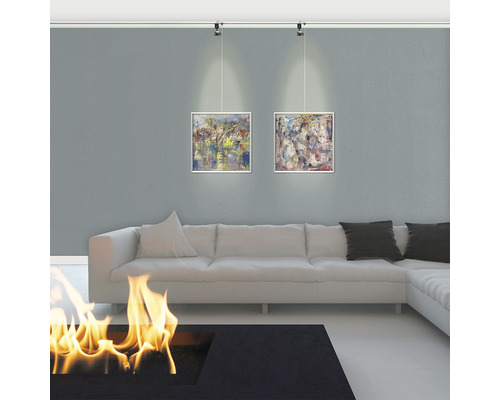 Wohnzimmer mit Sofa, Kunstwerken und Schienenstrahlern