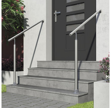 Treppe mit Edelstahlhandlauf vor einer Haustür.