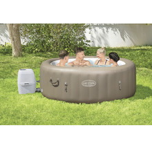 Aufblasbarer Lay-Z-Spa Whirlpool mit vier Personen im Garten.