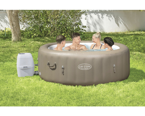 Aufblasbarer Lay-Z-Spa Whirlpool mit vier Personen im Garten.