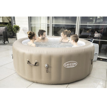 Aufblasbarer Lay-Z-Spa Whirlpool mit vier Personen im Wasser auf einer Terrasse