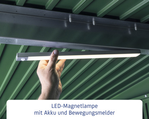 LED Magnetlampe mit Akku und Bewegungsmelder wird an der Decke befestigt