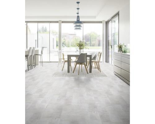 Heller Essbereich mit Esstisch, Stühlen, Sideboard und Bodenbelag in Steinoptik