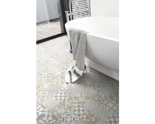 Badezimmer mit Badewanne und Bodenfliesen im Patchwork Design