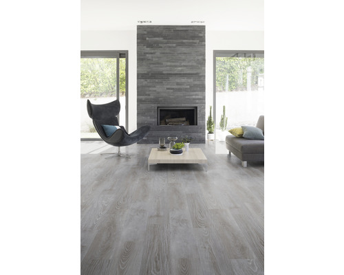 Heller Wohnraum mit grauem Laminatboden, Kamin und Sitzmöbeln