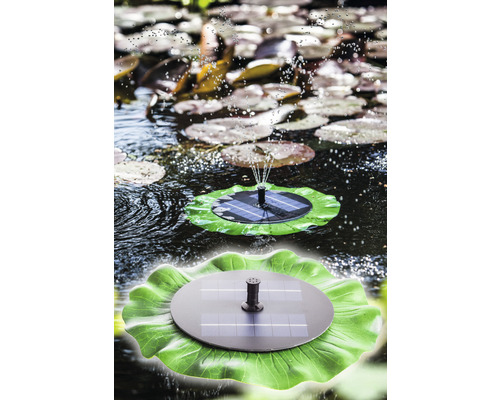 Schwimmender Solar Teichspringbrunnen mit Seerosenblattdesign im Gartenteich.