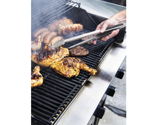 Grill mit Hähnchen, Wurst und Burger, Grillzange in der Hand
