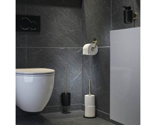 Modernes Badezimmer mit Toilette, Toilettenpapierhalter, WC-Bürste und Toilettenpapierständer