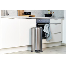 Treteimer aus Edelstahl in einer Küche