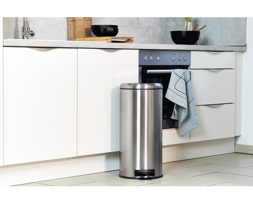 Treteimer aus Edelstahl in einer Küche