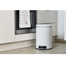 Weißer Treteimer in einer Küche