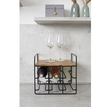 Weinregal aus Metall und Holz mit zwei Weinflaschen und zwei Weingläsern