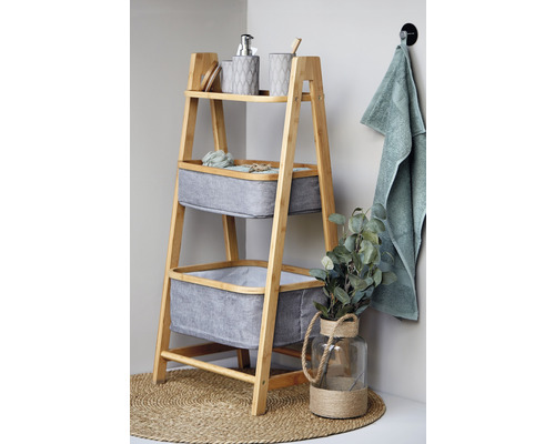 Badezimmer Szene mit Holzregal, Aufbewahrungskörben, Badaccessoires und Dekoration