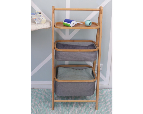 Bambusregal mit zwei Körben und einer Ablage