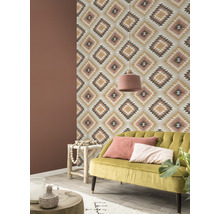 Wohnzimmer mit Sofa, Beistelltisch und gemusterter Tapete