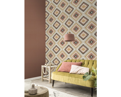 Wohnzimmer mit Sofa, Beistelltisch und gemusterter Tapete